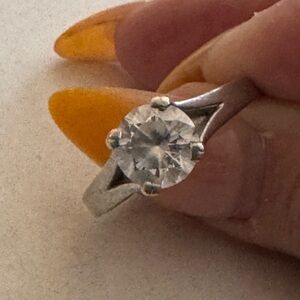 Elegant Silver Ring with Clear Stone size 9 S925